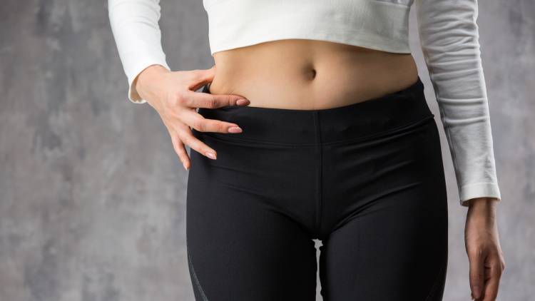 【なぜか脇腹の肉が落ちない人の共通点とは？】捻る動きで腹圧を高め寸胴化を防ぐ「ニートゥーエルボー」