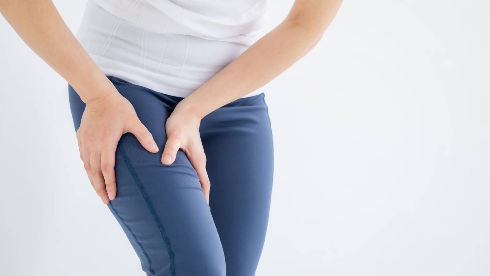  【内ももの張りが消える！】寝たまま5分、簡単すぎる「カエル足ストレッチ」 