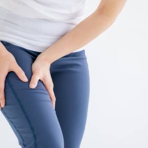 【内ももの張りが消える！】寝たまま5分、簡単すぎる「カエル足ストレッチ」