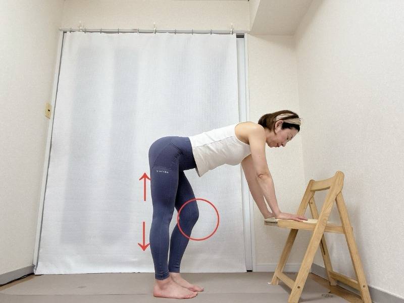 椅子の座面に手をつき、背筋を伸ばして前傾。右膝を曲げ、左脚のふくらはぎや腿裏を伸ばした体勢
