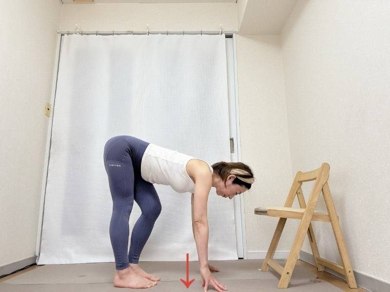手の指先を床に着き、背筋を伸ばして前傾。足踏みするように動いて股関節をほぐすエクササイズ