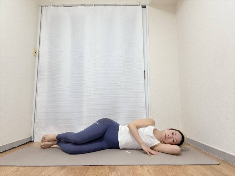 右腕を枕に、右側を下にして横向きで寝た体勢