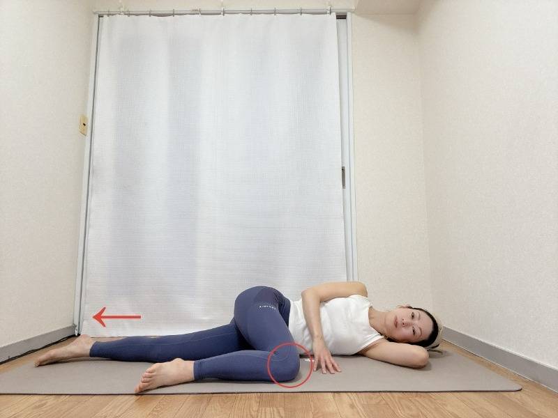 右脚を伸ばして左膝を曲げて体の前に出した右を下にして横向きで寝た体勢