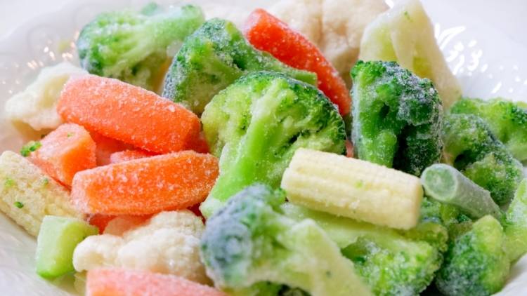 保冷剤代わりに入れてない?冷凍野菜の危険な使い方|管理栄養士が解説