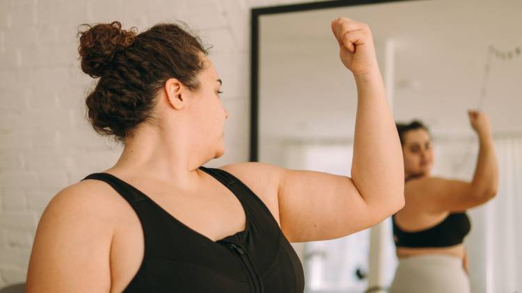 鍛えても腕や肩が細くならない原因は【肩甲骨の動かし方】、腕まわりがみるみる引き締まる「スイスイエクサ」