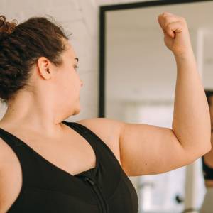 鍛えても腕や肩が細くならない原因は【肩甲骨の動かし方】、腕まわりがみるみる引き締まる「スイスイエクサ」