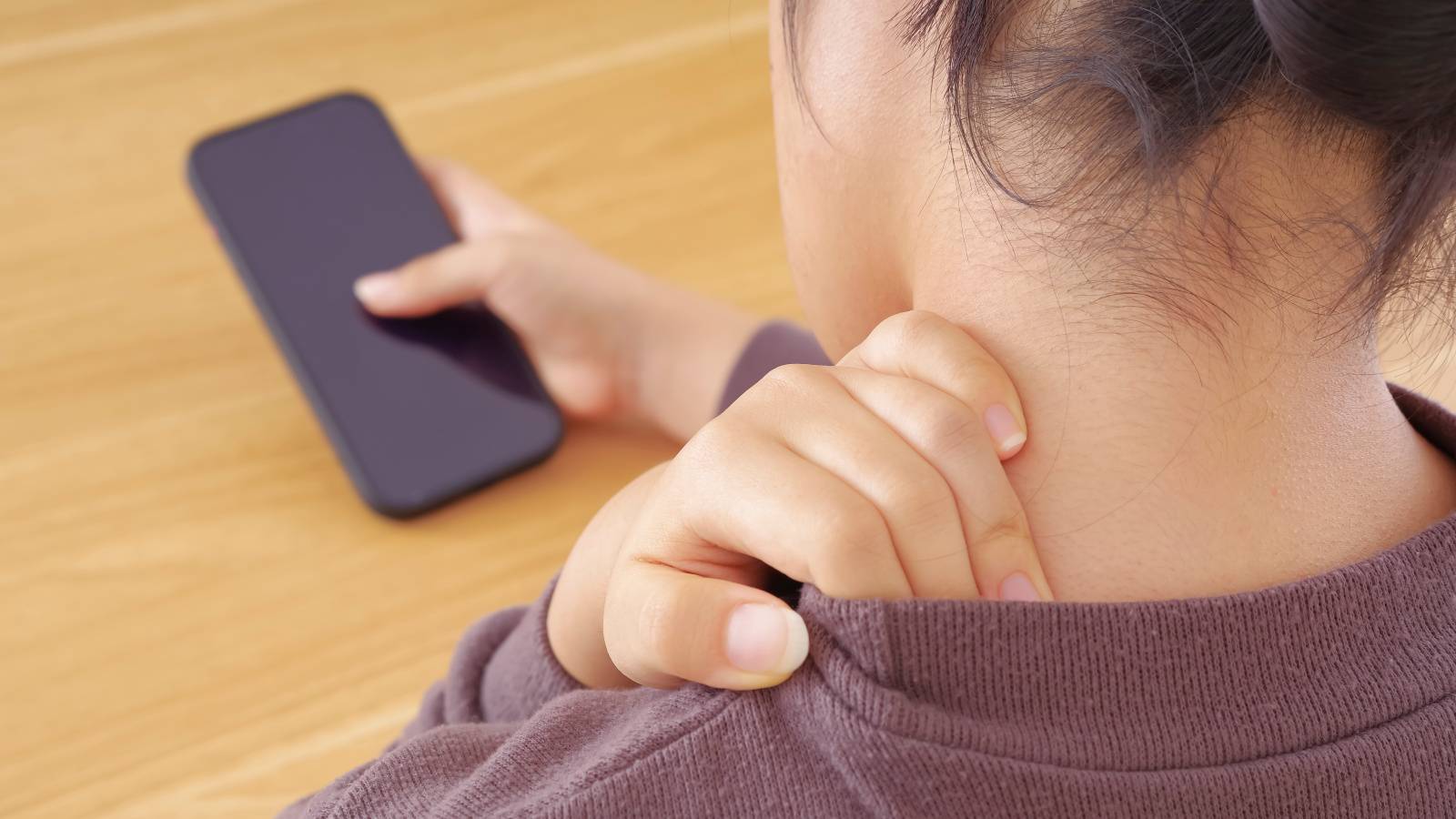 【長時間のスマホ】首に負担がかかり自律神経の不調も招く原因に。硬くなった首の筋肉を緩めるストレッチ