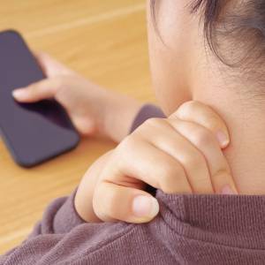 【長時間のスマホ】首に負担がかかり自律神経の不調も招く原因に。硬くなった首の筋肉を緩めるストレッチ