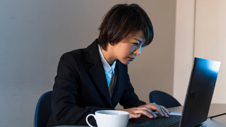 【巻き肩・猫背のデスクワーカーさん必見】一週間で姿勢が変わる！仕事の合間１分の姿勢改善ストレッチ