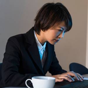 【巻き肩・猫背のデスクワーカーさん必見】一週間で姿勢が変わる！仕事の合間１分の姿勢改善ストレッチ