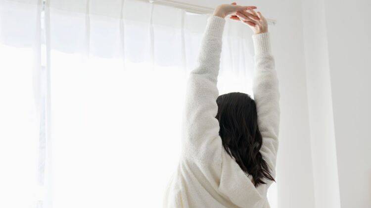 朝3分で1日の質が変わる。体も思考もクリアになる習慣にしたいシンプルなヨガ