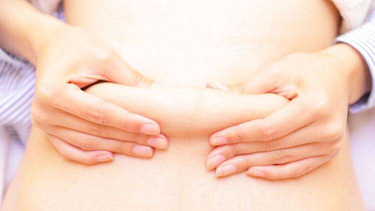 「超カンタン！」お腹のたるみが気になる人がすぐやるべき【座って10回】劇的に効くテーブル腹筋