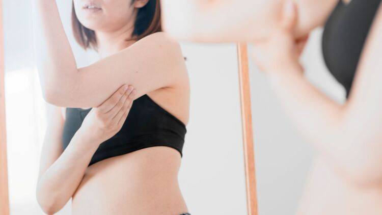 「なんでここだけ…？」二の腕だけ落ちない人が見落としているたった一つのこと
