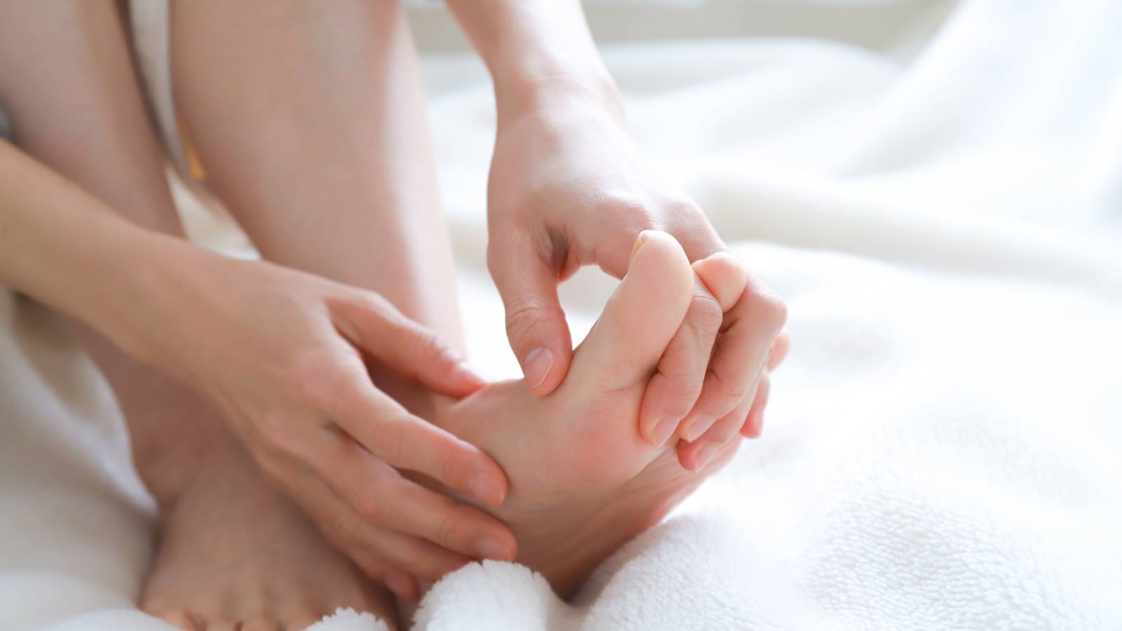 つまずきやすいのは股関節のせいだった！【40代から始める】股関節をほぐす足踏みエクササイズ