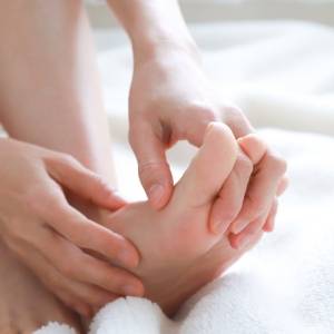 つまずきやすいのは股関節のせいだった！【40代から始める】股関節をほぐす足踏みエクササイズ