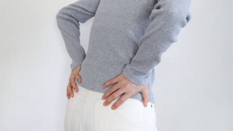 【寝たまま1分】その腰のだるさ、ほぐす場所を間違えているかも？腰が軽くなるツイストストレッチ