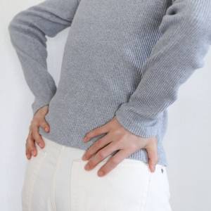 【寝たまま1分】その腰のだるさ、ほぐす場所を間違えているかも？腰が軽くなるツイストストレッチ