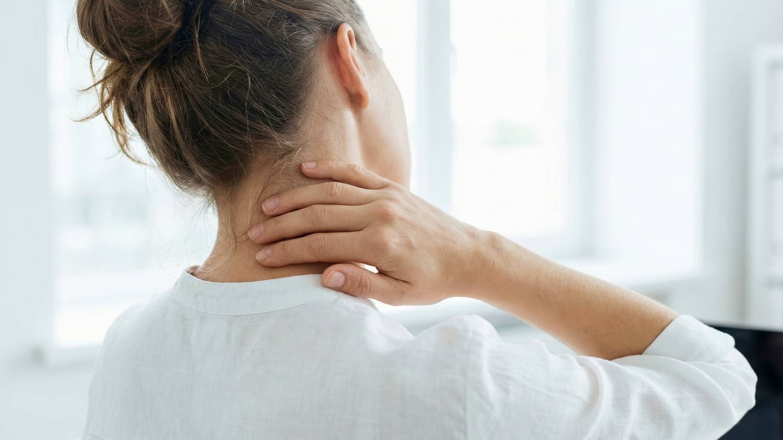  【肩こりが治らないのは努力不足じゃない】「巻き肩」をリセットして肩を軽くする「タオルラットプル」 