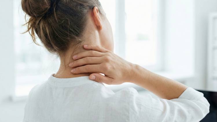 【肩こりが治らないのは努力不足じゃない】「巻き肩」をリセットして肩を軽くする「タオルラットプル」