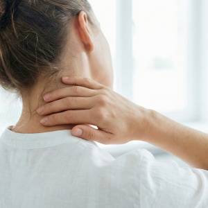 【肩こりが治らないのは努力不足じゃない】「巻き肩」をリセットして肩を軽くする「タオルラットプル」