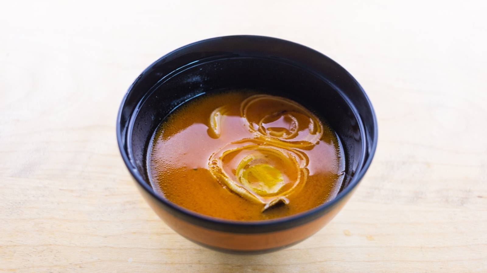 鉄不足を防ぐ！朝の味噌汁に“ひとふり”するだけの鉄分食材｜管理栄養士が解説