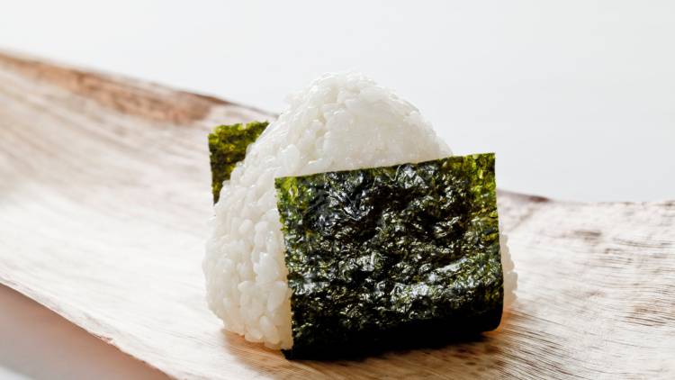 朝おにぎり1個でも大満足！お腹が空きにくい組み合わせ4選｜管理栄養士が解説