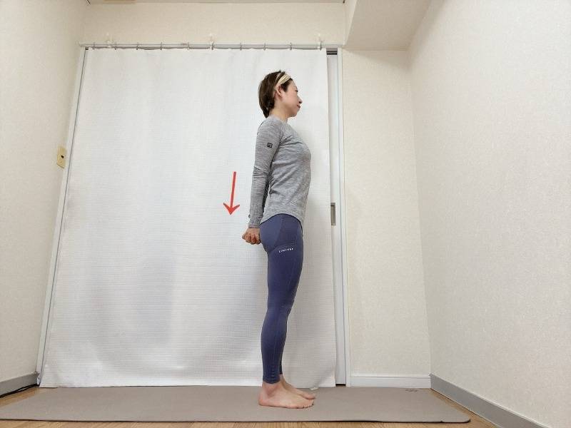 背中で両手を組んで、肩や胸を開いて立った体勢