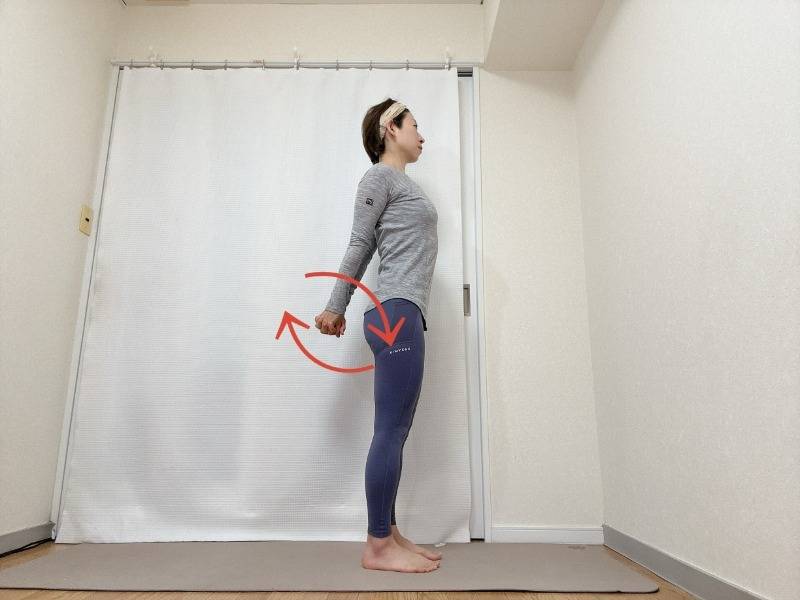 両手を背中の後ろで組み、肩や肩甲骨を下して握った手で円を描いて肩甲骨を動かすストレッチッチ。