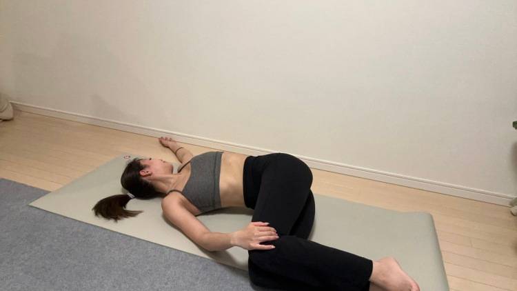 姿勢が悪い原因は「背骨の動きの悪さ」【寝たままねじるだけ】姿勢改善ツイストストレッチ