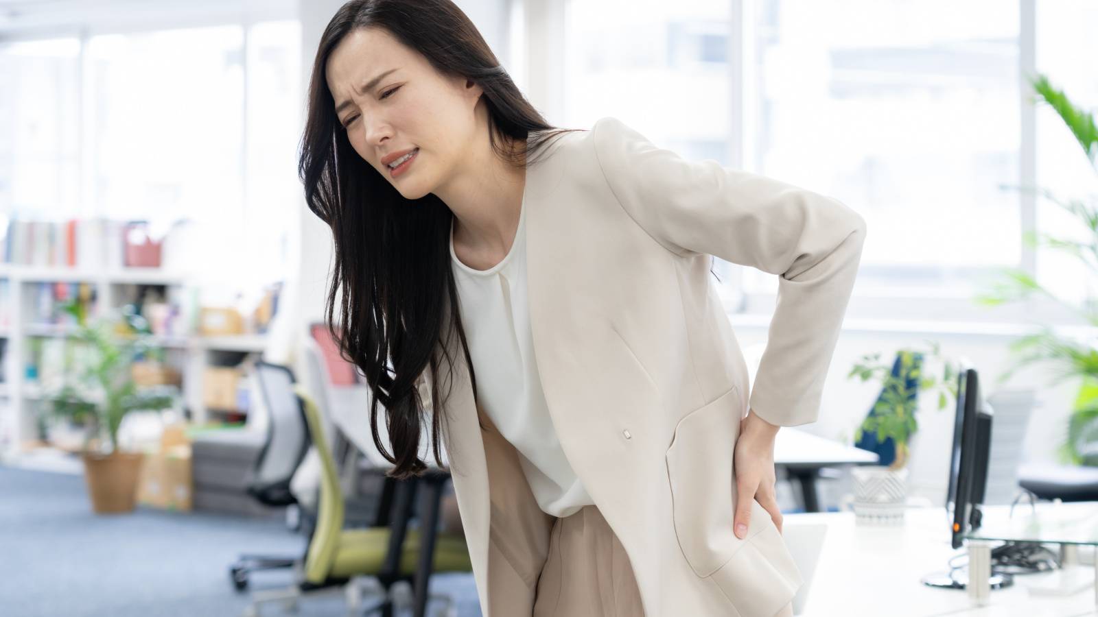  【腰がつらいのは「腰」のせいじゃない】背中をふわっと開放して腰痛をラクにする「チャイルドポーズ」 