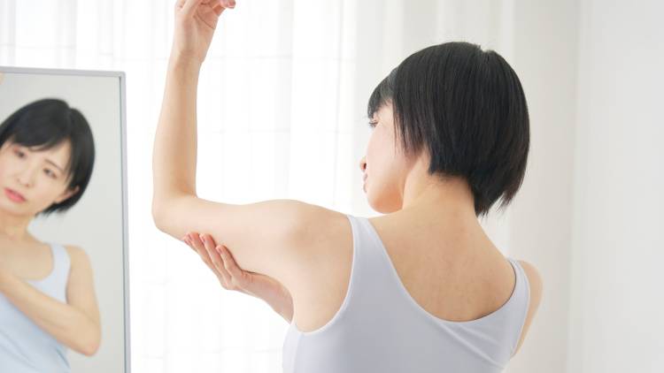 【二の腕が太いのは努力不足じゃない】「肩甲骨」の動かし方を変えて腕をスッキリさせる「牛の面のポーズ」