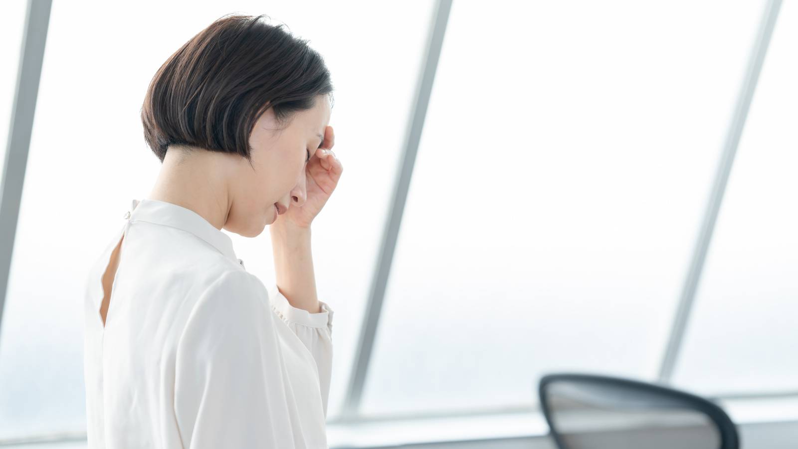  【全身がスーッと軽くなる！】「疲れやすさ」の正体は呼吸の浅さだった？「猫の伸びのポーズ」の驚きの効果 