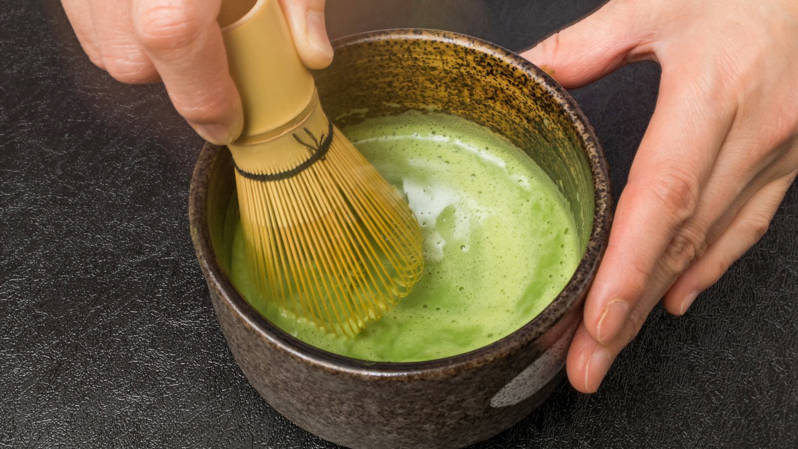 【世界的ブームの抹茶がアレルギー性鼻炎のくしゃみを減らす可能性】鼻のムズムズを和らげる意外なメカニズムとは？