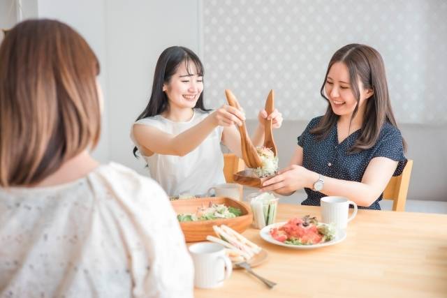 サラダを取り分ける