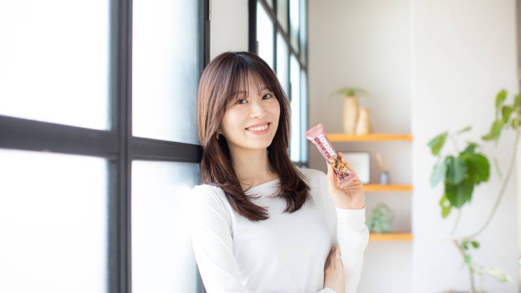 忙しい日の“サクメシ”も手軽に栄養バランスアップ!ヨガ講師も実践する〈SOYJOYちょい足し〉新習慣