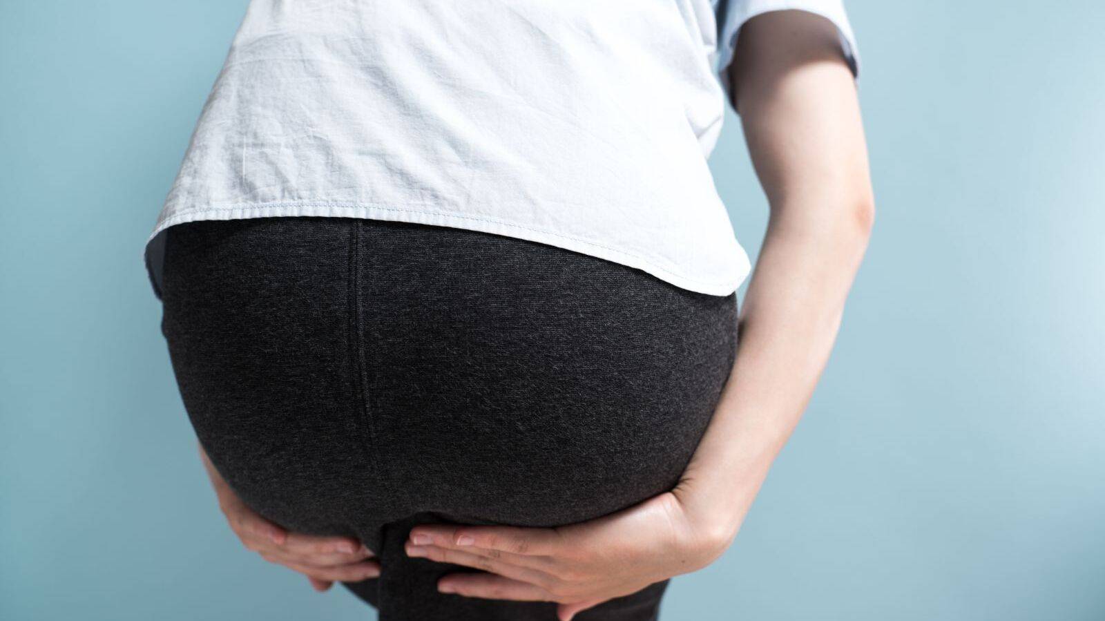  何度座り直しても気になる「お尻の違和感」は、優しくたたいて簡単ケア！天然のクッション「お尻」のセルフほぐしワザ 