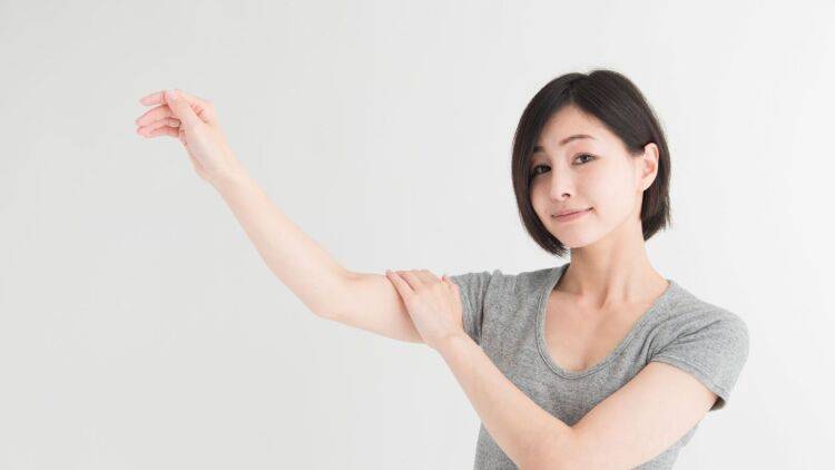 衣替えでショック…お気に入りの半袖がパツパツなとき、まずやって。腕のむくみを流す「脇の下」ストレッチ