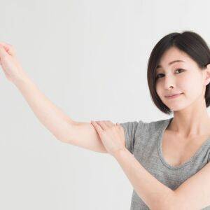 衣替えでショック…お気に入りの半袖がパツパツなとき、まずやって。腕のむくみを流す「脇の下」ストレッチ
