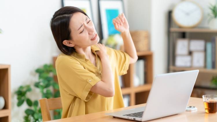 肩こりの原因は肩甲骨？【超簡単】たったまま背中で手を組んで動かすだけ！肩こり解消ストレッチ