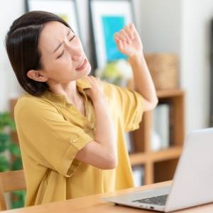 肩こりの原因は肩甲骨？【超簡単】たったまま背中で手を組んで動かすだけ！肩こり解消ストレッチ