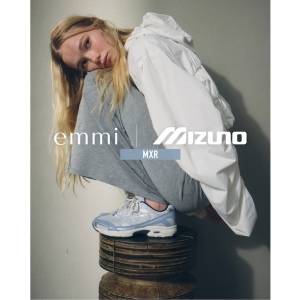 ＜emmi＞Mizuno別注「MXR」が登場。淡いブルーが映える軽やかな春スニーカー