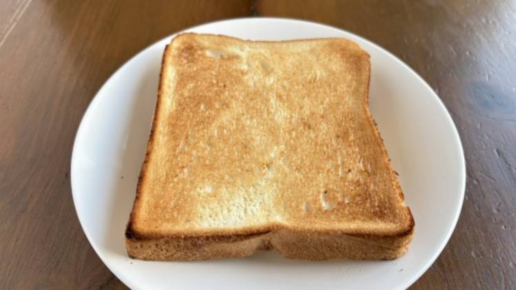 朝のトーストに“ひとふり”するだけ！鉄不足を補う食材｜管理栄養士が解説
