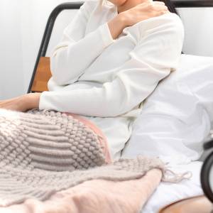 【全身がスーッと軽くなる！】寝ても取れない疲れ、夕方のむくみを同時解消。椅子を使った「屍のポーズ」