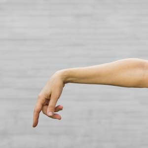 【振袖肉が落ちないのは努力不足じゃない】「腕の捻じれ」をリセットして二の腕を細くする魔法のエクサ