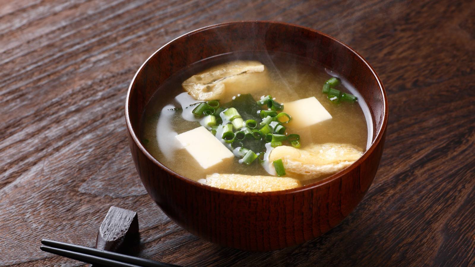 朝の味噌汁に“ひとふり”するだけ！鉄不足を補う食材｜管理栄養士が解説