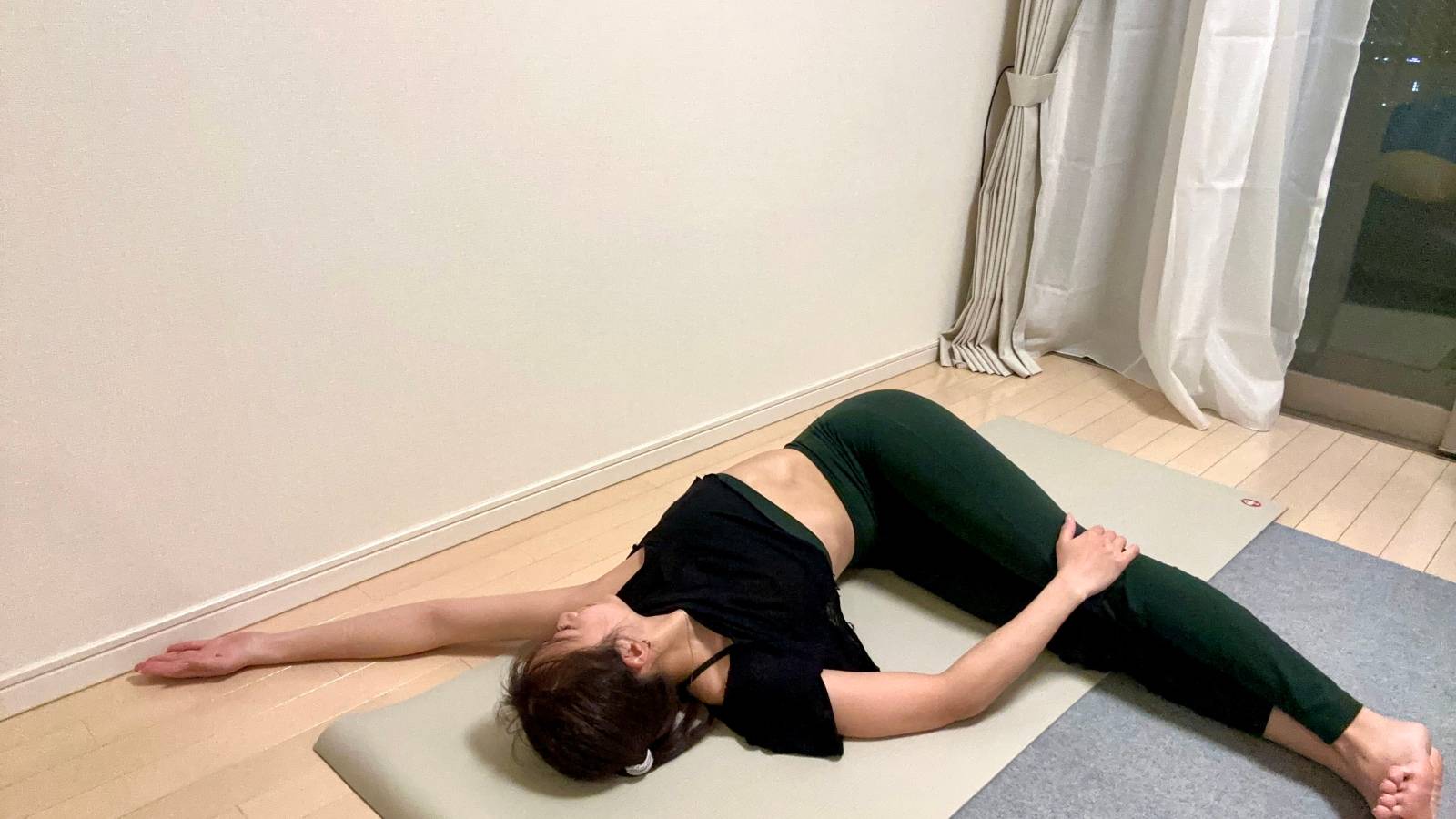 ストレッチよりも効果的！【腰の違和感はねじりで解決】一週間続けると体が変わる｜寝たままツイスト 