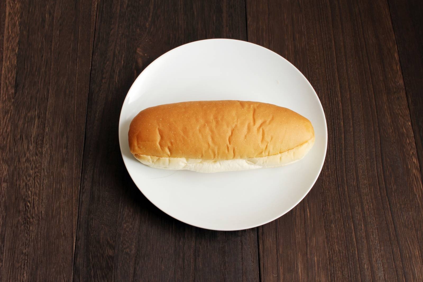 皿に乗ったコッペパン