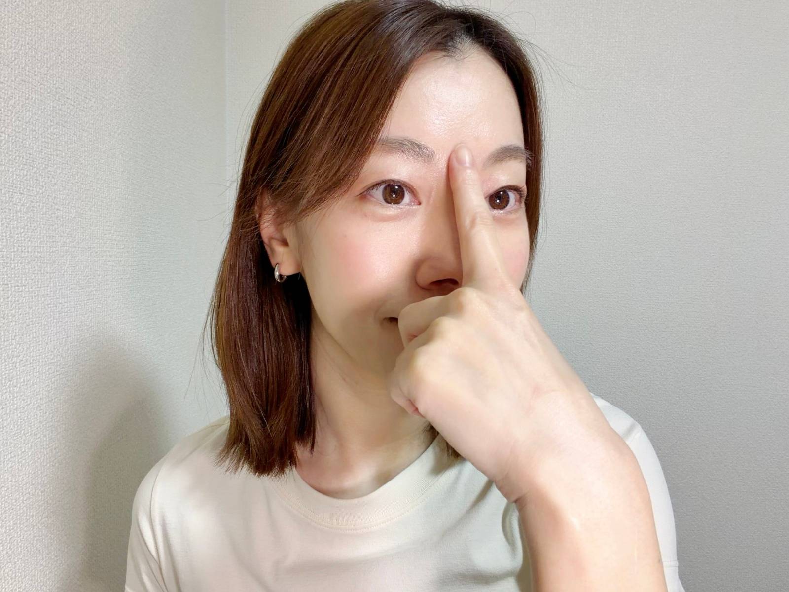 鼻の付け根マッサージ
