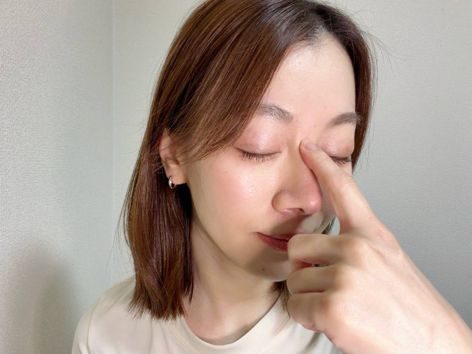 鼻の付け根マッサージ