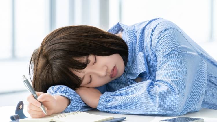 「食後に眠い…」集中力を下げやすいNG食べ物|管理栄養士が解説